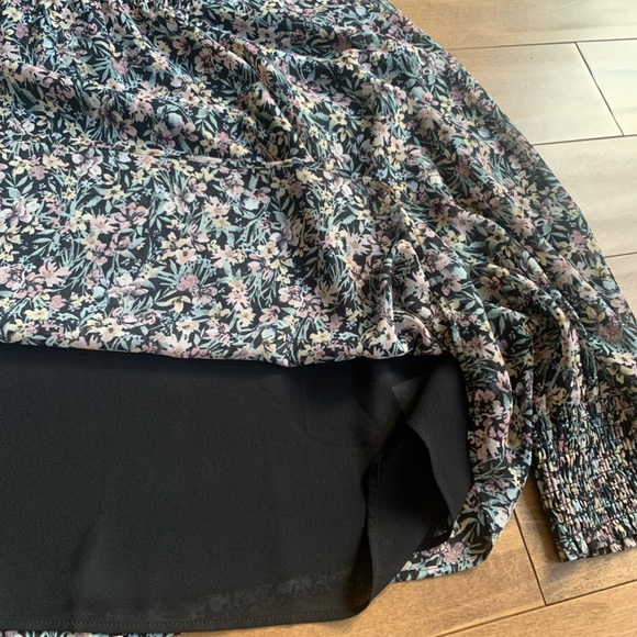 Floral Rouched Blouse. NWT. - Picture 6 of 8